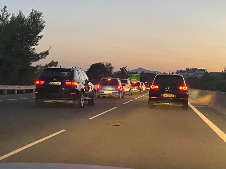 Επιτέθηκαν σε αστυνομικούς δύο νεαροί που ενεπλάκησαν στην καραμπόλα στο highway