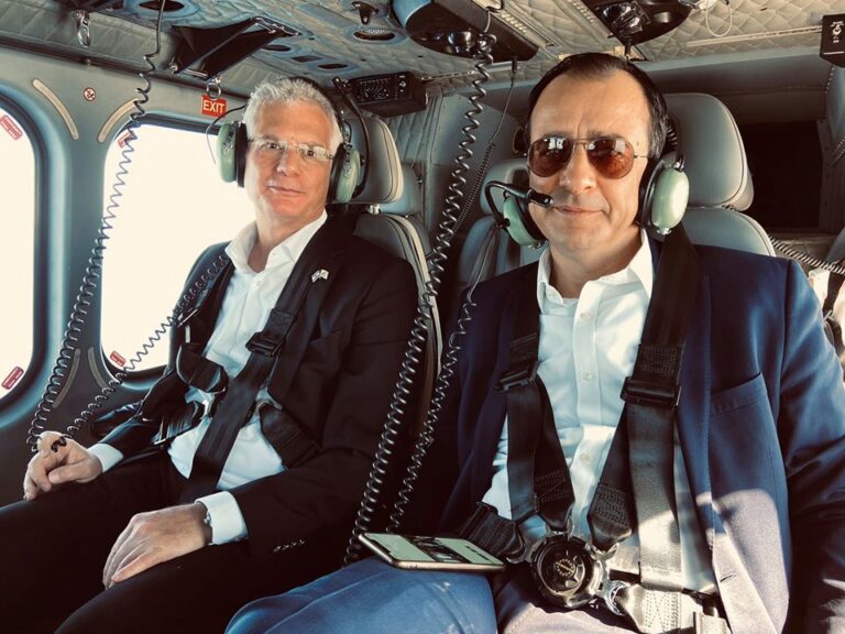 ΦΩΤΟ: Χριστοδουλίδης και Ρέβελ στο ελικόπτερο AW139 της Πολεμικής Αεροπορίας