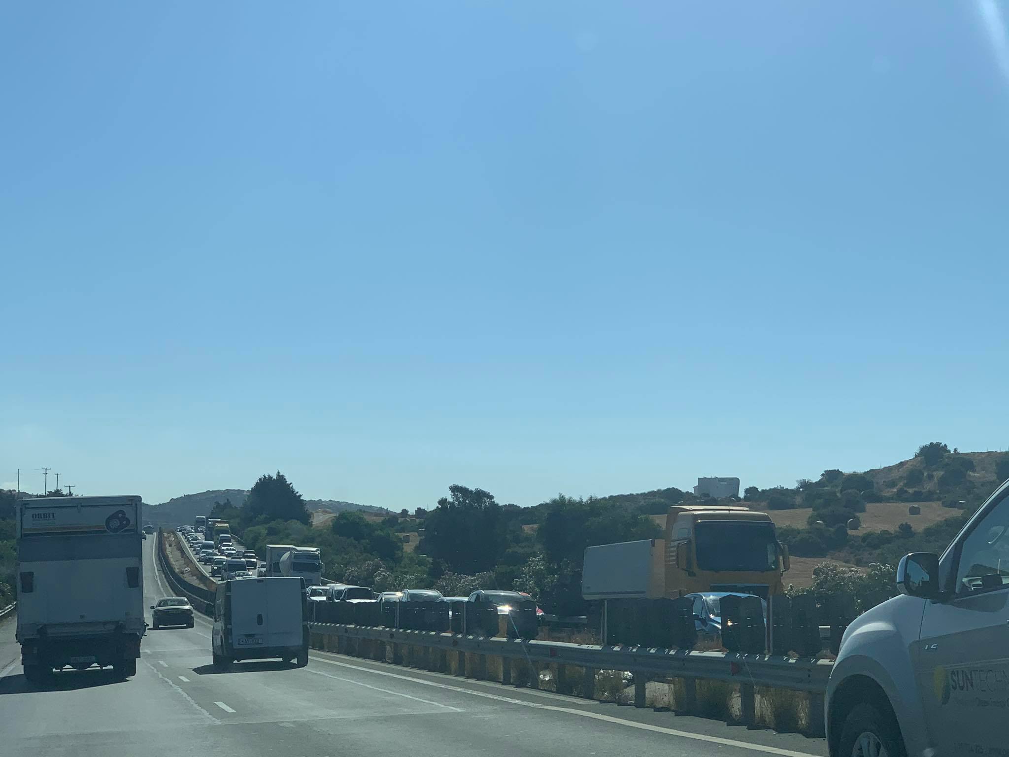 Ταλαιπωρία για εκατοντάδες οδηγούς μετά από καραμπόλα στη Λεμεσό (ΦΩΤΟ)