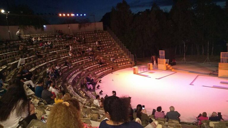 Η πρώτη θεατρική παράσταση μετά την "καραντίνα" είναι γεγονός (ΒΙΝΤΕΟ)