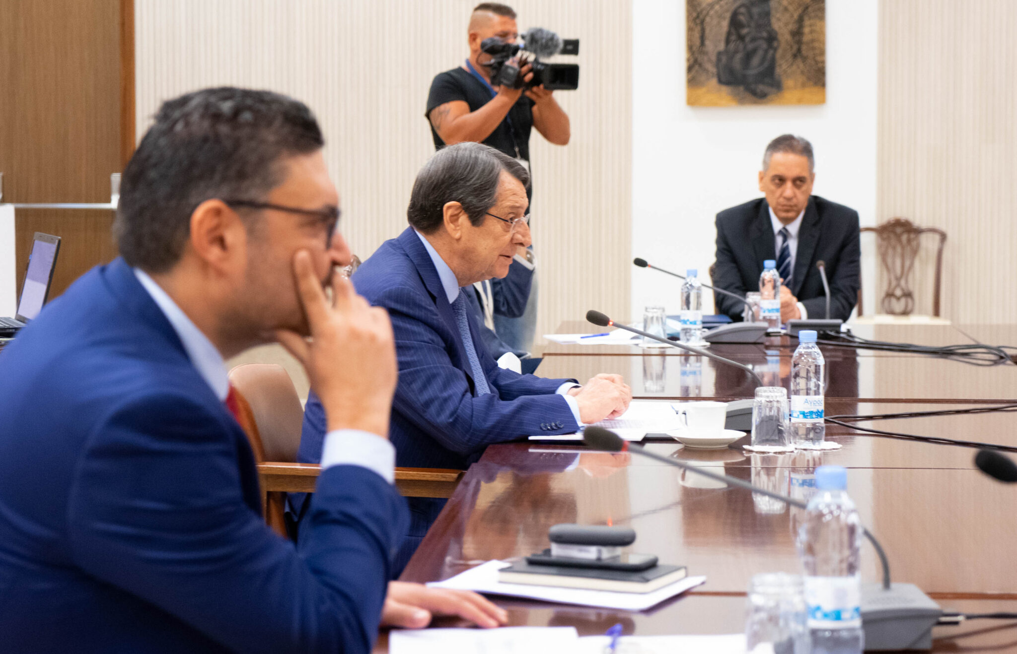 LIVE: "Πονοκέφαλος" οι απείθαρχοι πολίτες και οι παραβάτες επιχειρηματίες