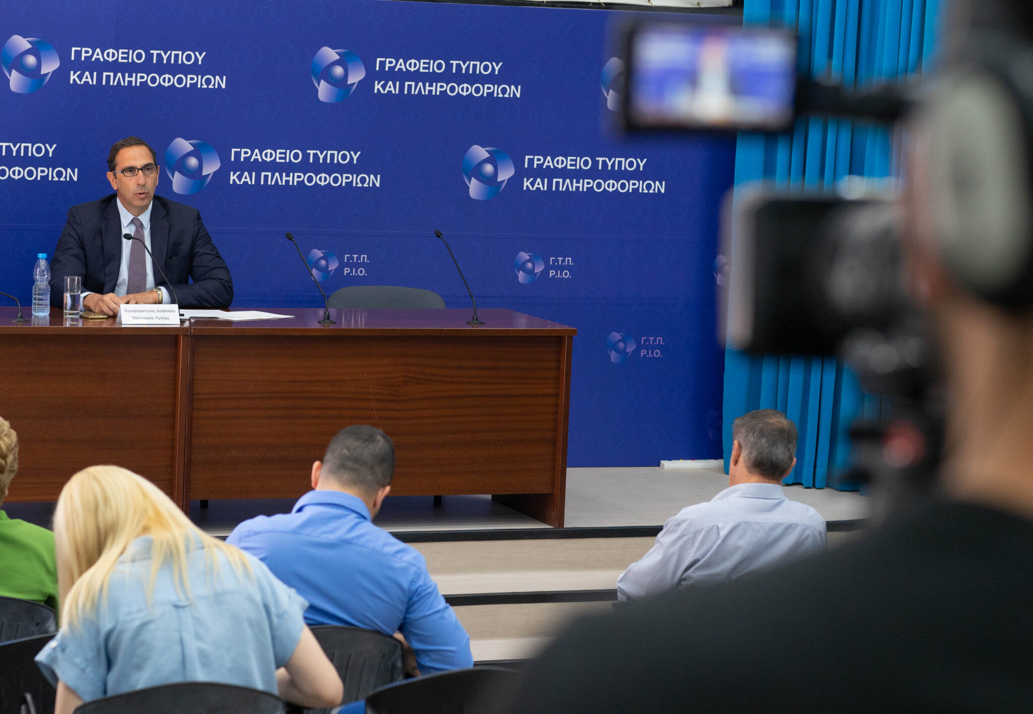 "Έφοδοι" από αστυνομικούς στα σπίτια όσων τίθενται σε αυτοπεριορισμό (ΒΙΝΤΕΟ)