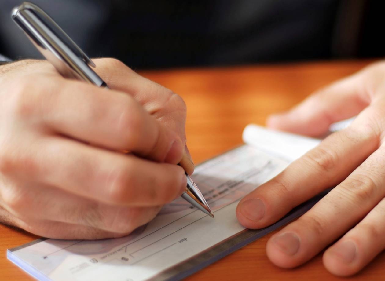 Δεκάδες καταγγελίες για απολύσεις εργαζομένων, μειώσεις μισθών (ΒΙΝΤΕΟ)