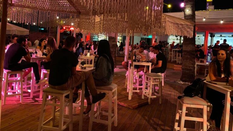 "Κόφτες" στον αριθμό ατόμων σε χώρους εστίασης βάζει το Υπουργείο Υγείας