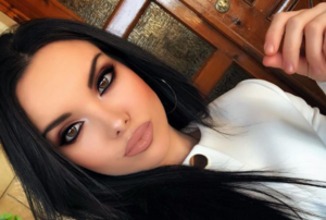 H Mαρία Μπέη ποζάρει με μαγιό και μας δείχνει το εντυπωσιακό σώμα της (ΦΩΤΟ)