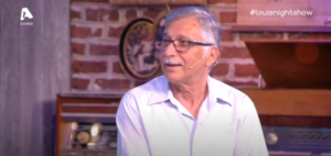 O Καραγιάννης στη σκηνή του "Λούης Night Show" για να μιλήσει για τις…πιτζάμες