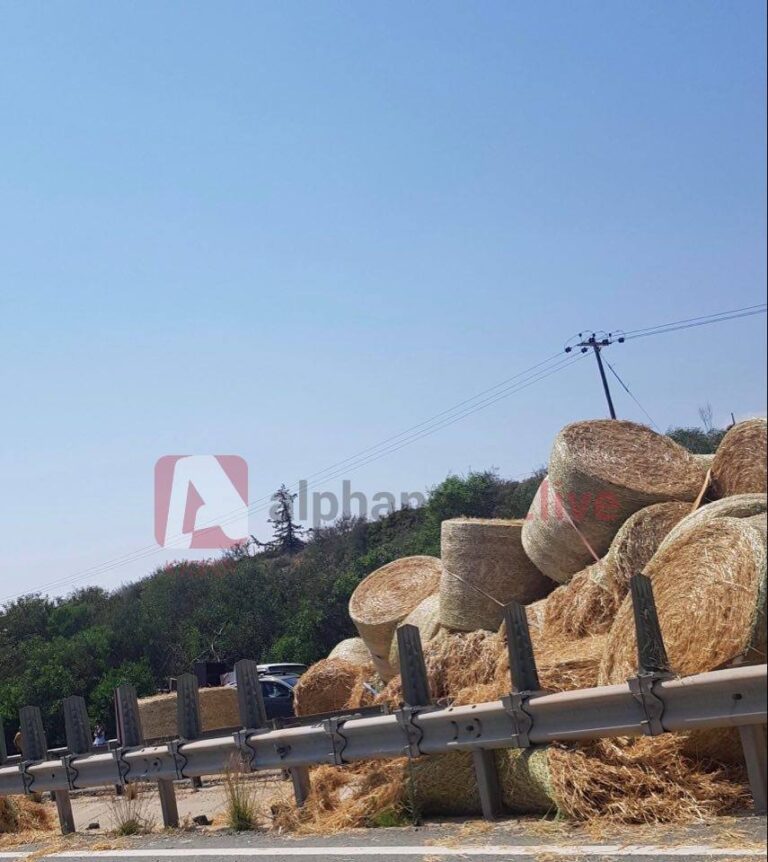 ΦΩΤΟ: Ανετράπη φορτηγό και γέμισε σανό ο αυτοκινητόδρομος