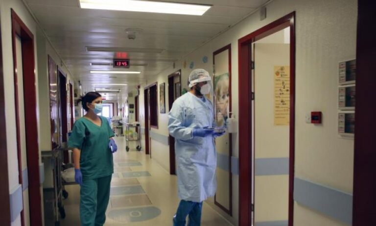 Ελπιδοφόρο μήνυμα στέλνει το εξιτήριο για τον τελευταίο 80χρονο ασθενή (VID)