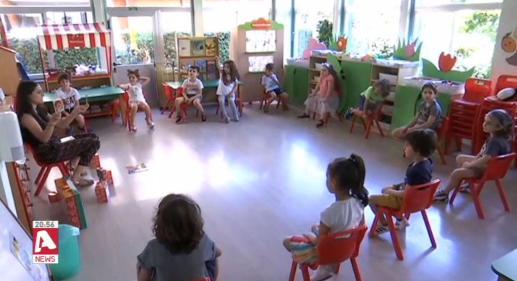 Εφηύραν εναλλακτικούς τρόπους…αγκαλιές οι λιλιπούτειοι μαθητές (ΒΙΝΤΕΟ)