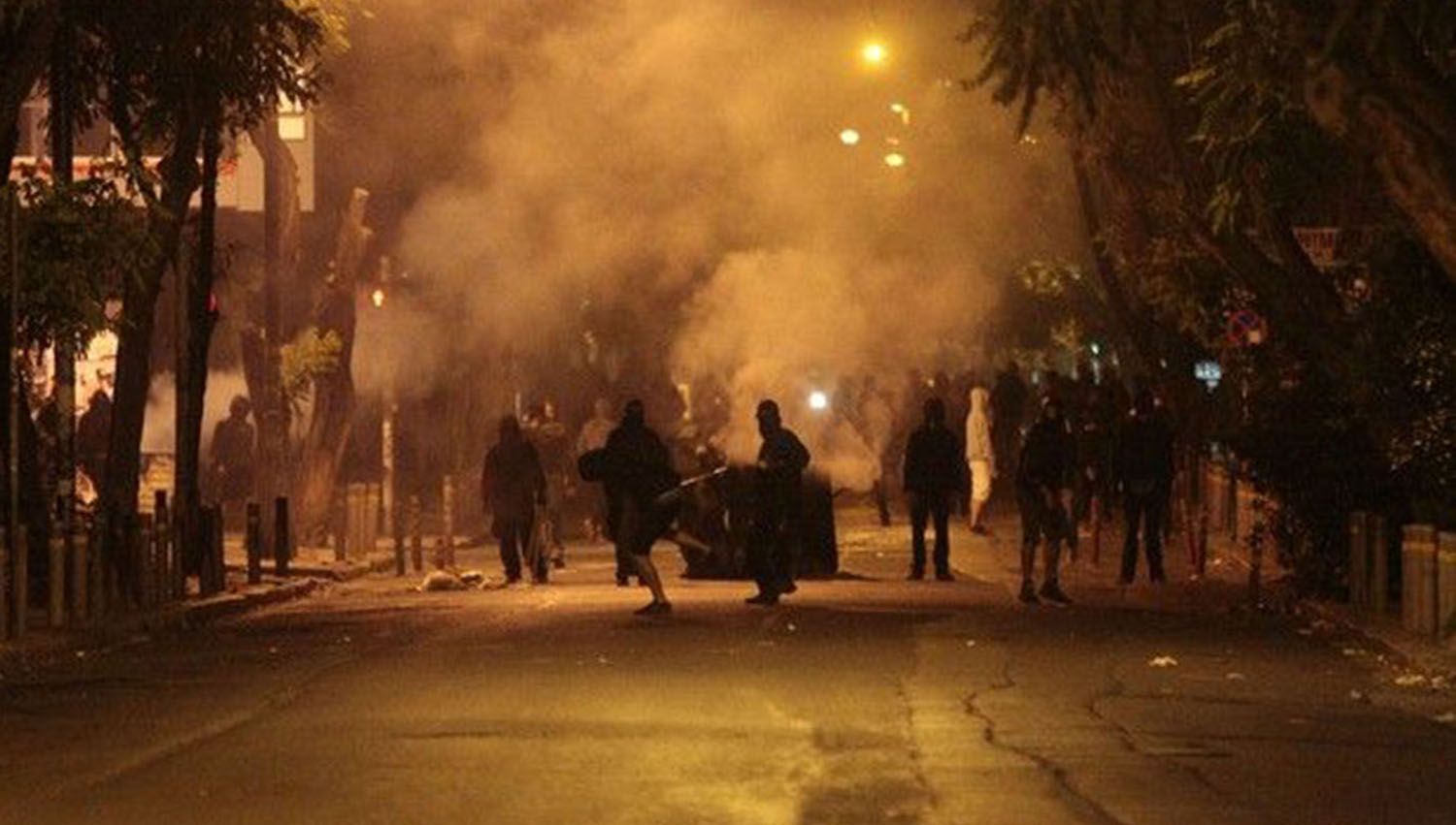 Πετροπόλεμος και τραυματισμοί στην οδό Στασικράτους με "φόντο" οπαδικές διαφορές