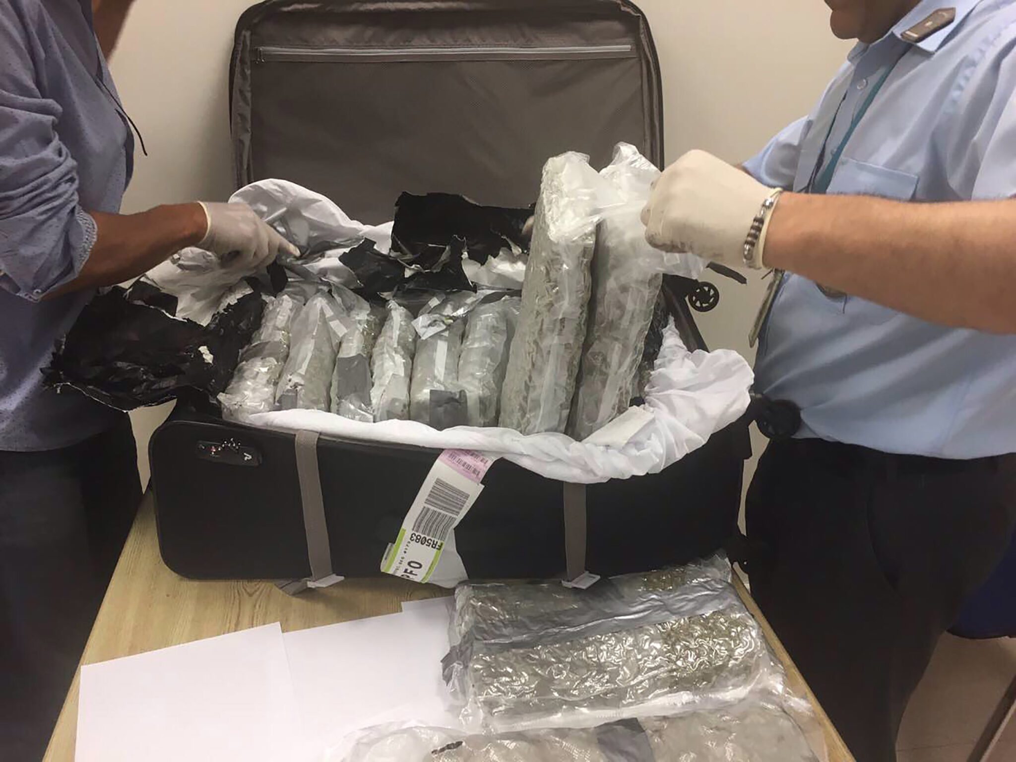 Xειροπέδες και σε πέμπτο ύποπτο για την υπόθεση της κοκαϊνης σε ταξί