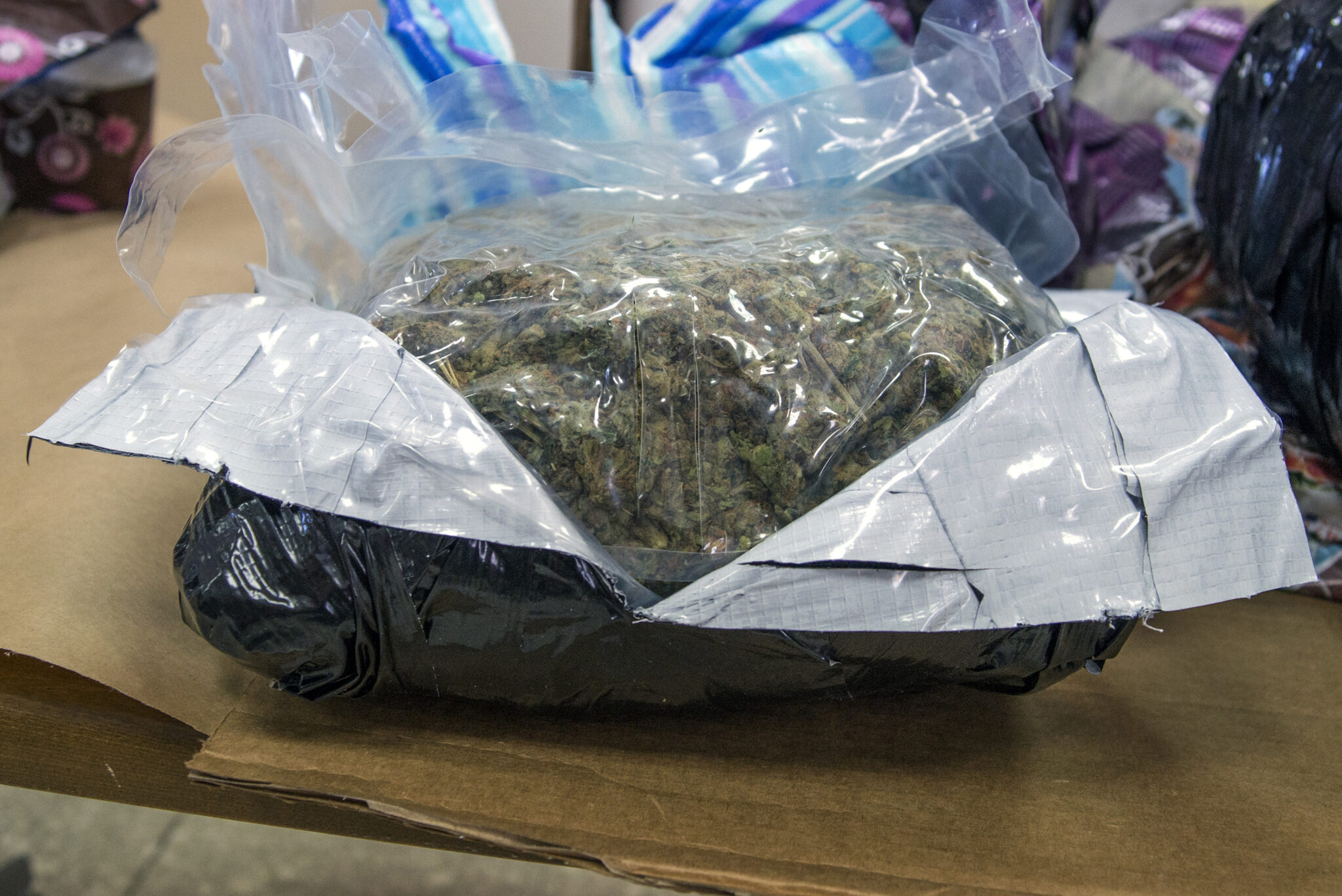 Τους "τσάκωσε" η ΥΚΑΝ με τρία κιλά κάνναβη στο αυτοκίνητο και φυτά στο σπίτι