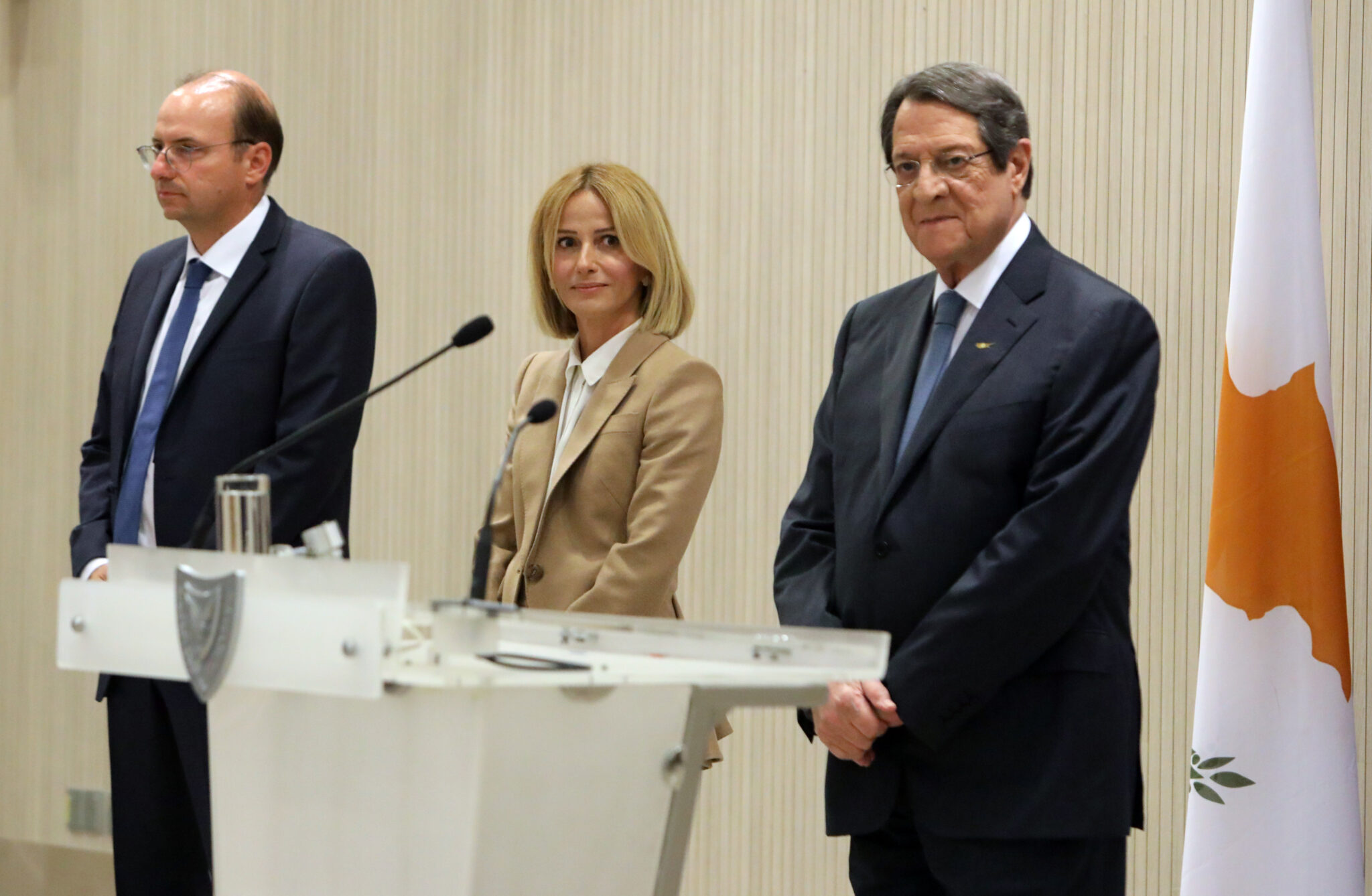 LIVE: Παρέδωσαν τα "κλειδιά" των Υπουργείων και μετακομίζουν στη Νομική Υπηρεσία