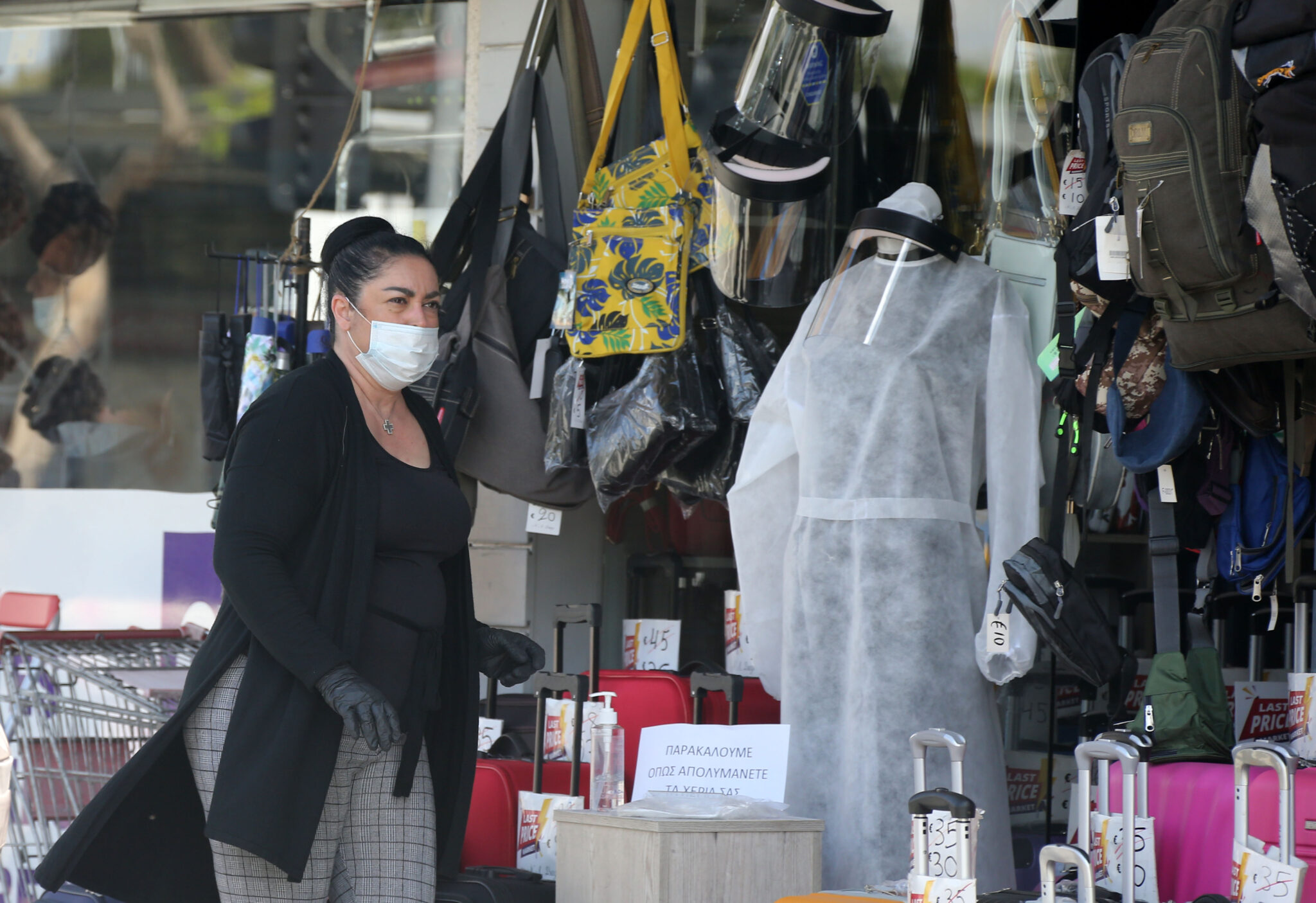 Στολίζουν βιτρίνες σε εμπορικά κέντρα και στήνουν θρανία σε νηπιαγωγεία (ΒΙΝΤΕΟ)