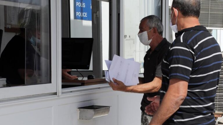 Yπέκυψε η ψευδοκυβέρνηση: Ανοίγουν τη Δευτέρα τα οδοφράγματα