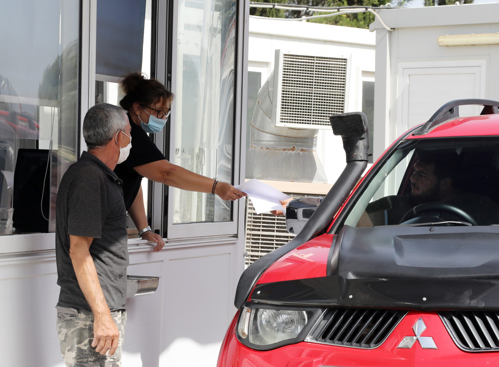 Από παρατράγουδα "σημαδεύτηκε" το άνοιγμα των οδοφραγμάτων (ΒΙΝΤΕΟ)