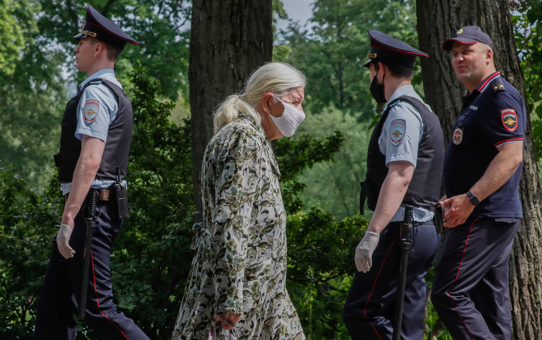 Προσποιούνται αστυνομικούς ή κρατικούς λειτουργούς και εξαπατούν ηλικιωμένους