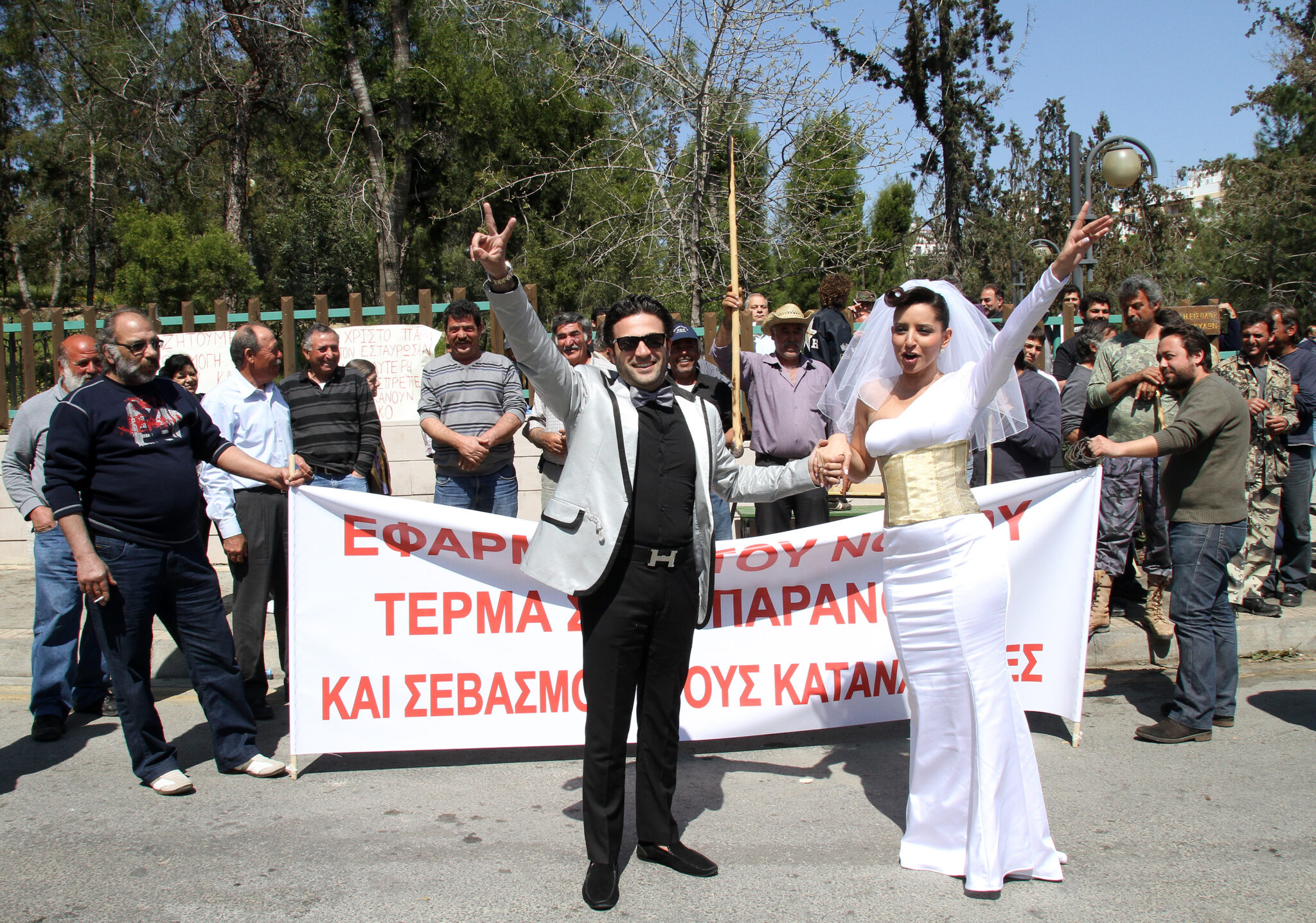 Έξω από το Προεδρικό φωτογράφοι, ανθοπώλες, διακοσμητές και ιδιοκτήτες αιθουσών