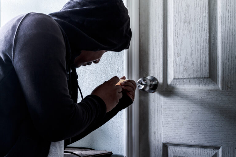 Πολύτιμα κοσμήματα, υπολογιστές και ρούχα έκαναν "φτερά" από την οικία Ρώσου