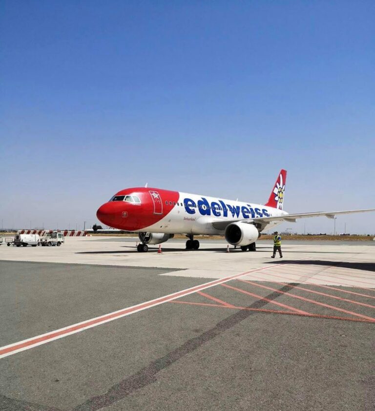 Οι πρώτοι Ελβετοί επιβάτες "προσγειώθηκαν" στο Αεροδρόμιο Λάρνακας (ΦΩΤΟ)