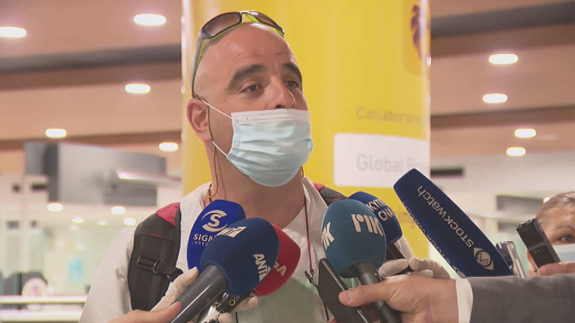 Aυτός είναι ο Ισραηλινός επιβάτης που έκανε "ποδαρικό" στις αφίξεις (ΒΙΝΤΕΟ)