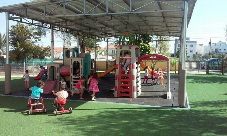 Με φαγητό από το σπίτι και το κάθε παιδάκι στη δική του καρέκλα και θρανίο