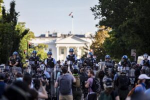 Ταραχών συνέχεια στις ΗΠΑ: 1.600 στρατιώτες μεταφέρθηκαν στην Ουάσινγκτον