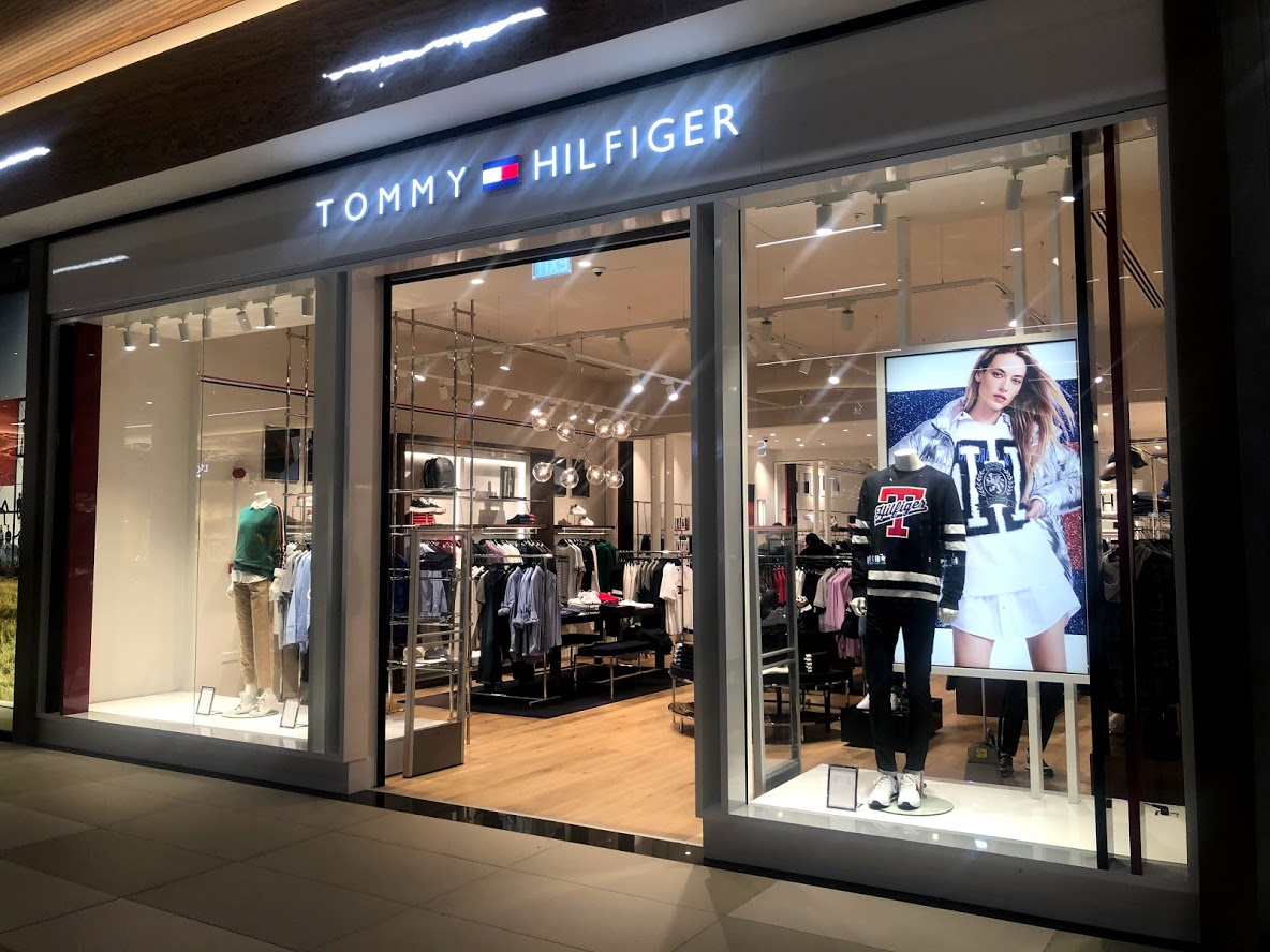 Επαναλειτουργία όλων των καταστημάτων Tommy Hilfiger με καλοκαιρινή διάθεση