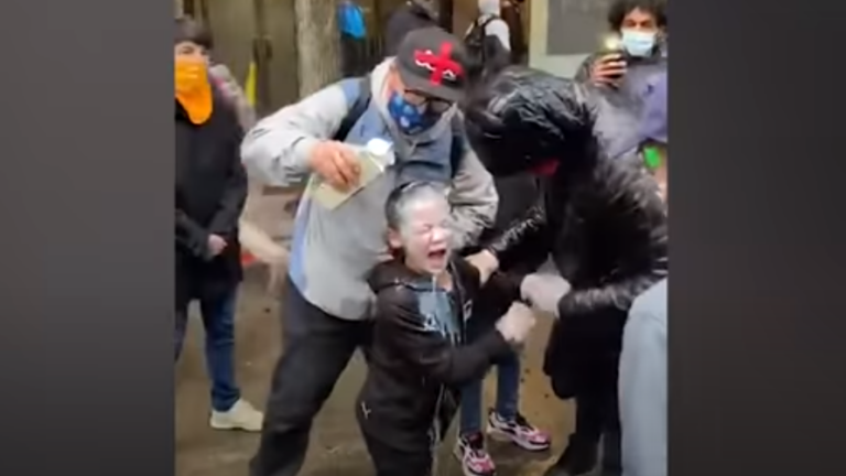 Οργή στις ΗΠΑ: 7χρονος δέχεται χημικά σε διαδήλωση για τον Φλόιντ (VID)