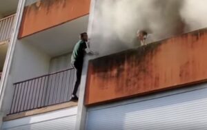 Σκαρφάλωσαν σε κτίριο για να σώσουν ηλικιωμένο από τις φλόγες (ΒΙΝΤΕΟ)