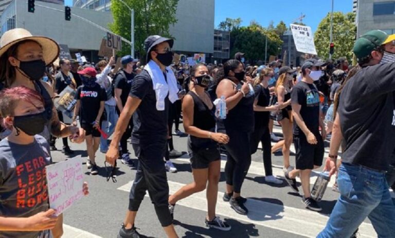 Κάρι και Τόμπσον σε διαδήλωση κατά του ρατσισμού (ΒΙΝΤΕΟ)
