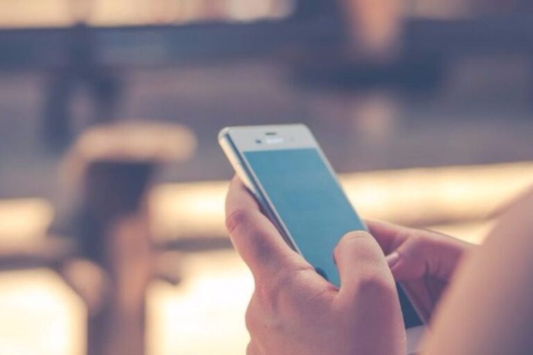 Λαμβάνουν αναπάντητες κλήσεις στα κινητά τους και στο βάθος …  απάτη