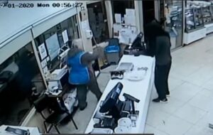 Φόρεσε μάσκα και γάντια, πήρε μαχαίρι και "ξάφρισε" δύο φούρνους στην Πάφο