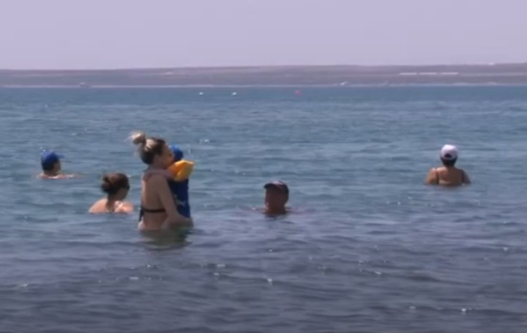Ξεχύθηκαν στις παραλίες μικροί και μεγάλοι στη Λεμεσό (ΒΙΝΤΕΟ)