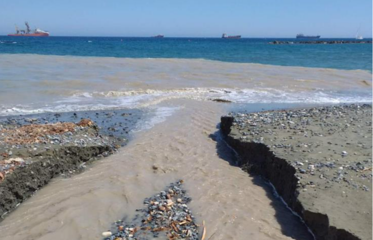Νερό άρδευσης κατέληξε στη θάλασσα λόγω βλάβης σε αγωγό στη Λεμεσό