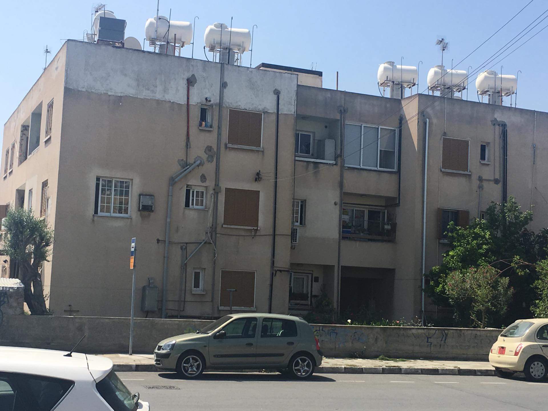 Λύνουν τα προβλήματα οικίας σε προσφυγικό οικισμό της Λακατάμιας