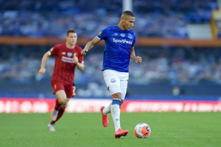 Η πανέμορφη κίνηση του Ριτσάρλισον για νοσηλεύτρια που «πάλεψε» με τον κορωνοϊό