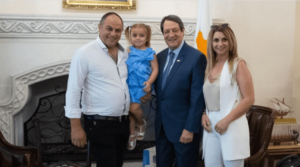 Η μικρή Μαρία βγήκε από την "καραμπίνα" και επισκέφθηκε το Προεδρικό (ΦΩΤΟ)