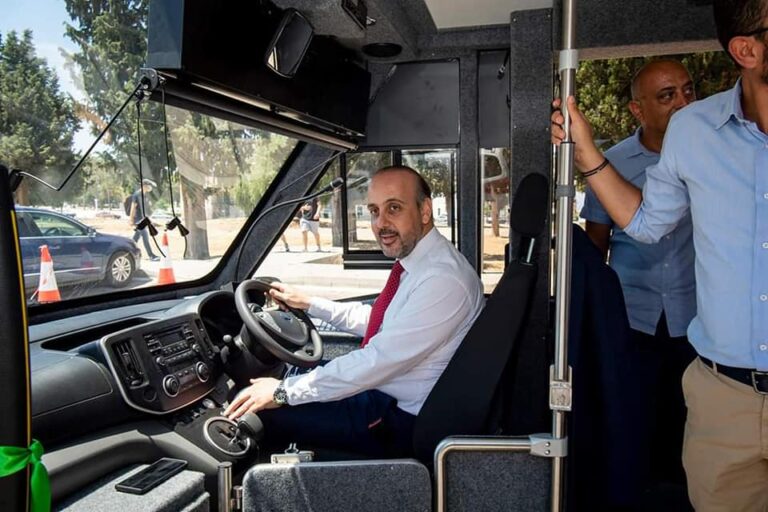 Ο Φαίδωνος στο τιμόνι του πρώτου ηλεκτρικού λεωφορείου στην Κύπρο (ΦΩΤΟ)