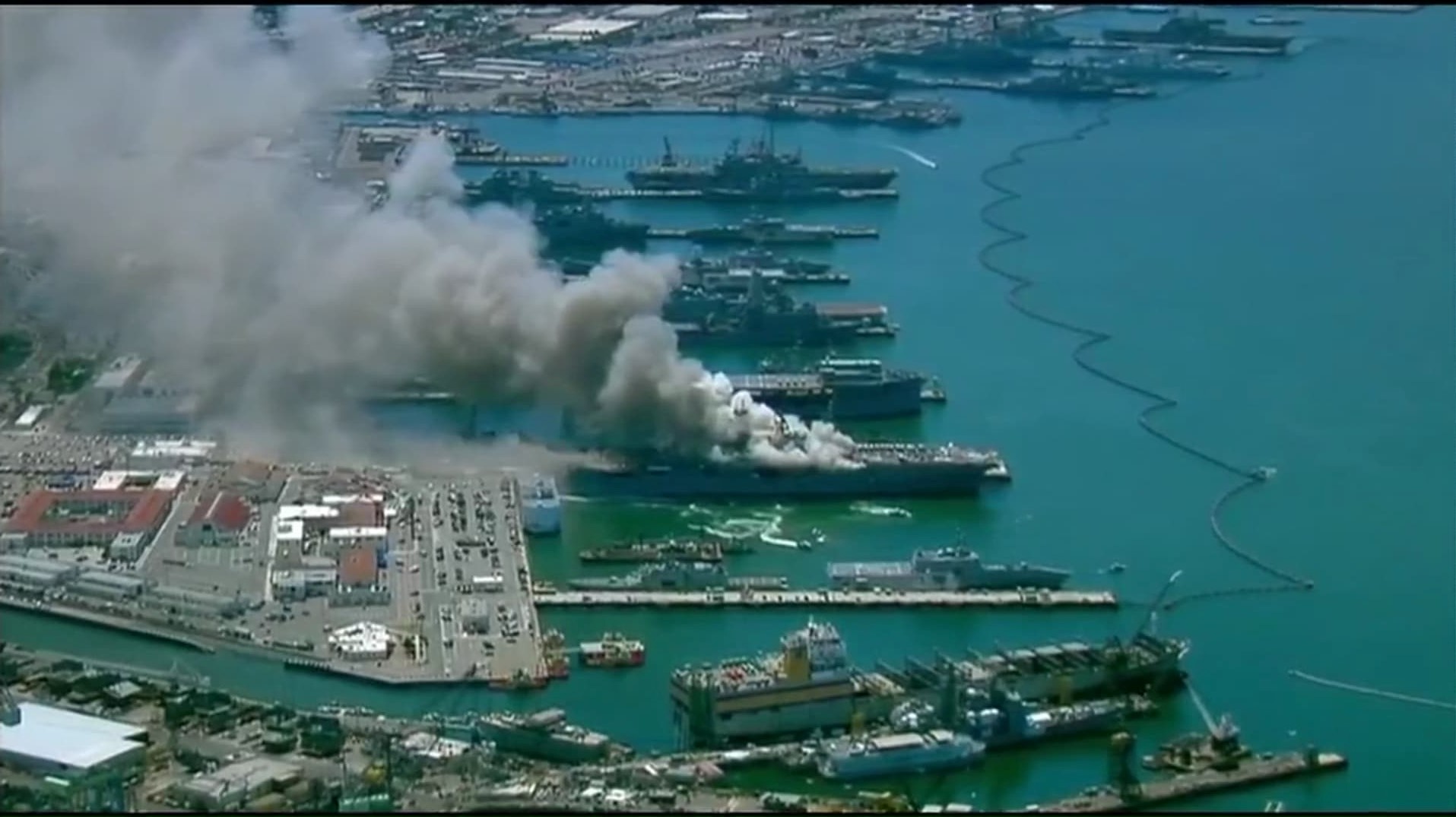 Θα συνεχίσει να καίγεται για μέρες το πολεμικό πλοίο στις ΗΠΑ