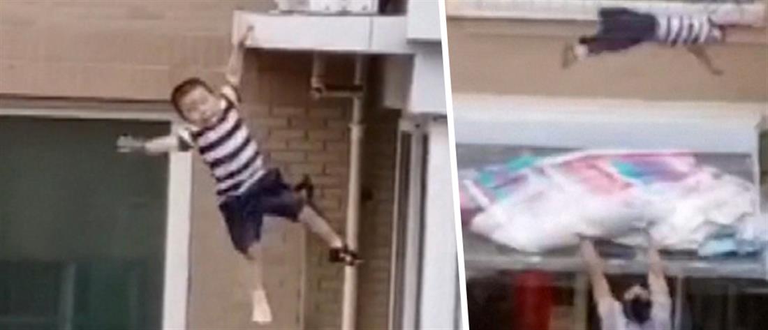 ΒΙΝΤΕΟ: Δίχρονο αγοράκι έπεσε από τον πέμπτο όροφο πολυκατοικίας στην Κίνα