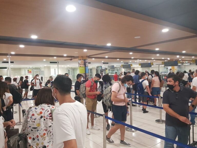 ΦΩΤΟ: "Πατείς με πατώ σε" επιβάτες στο αεροδρόμιο Λάρνακας τη νύχτα του Σαββατου