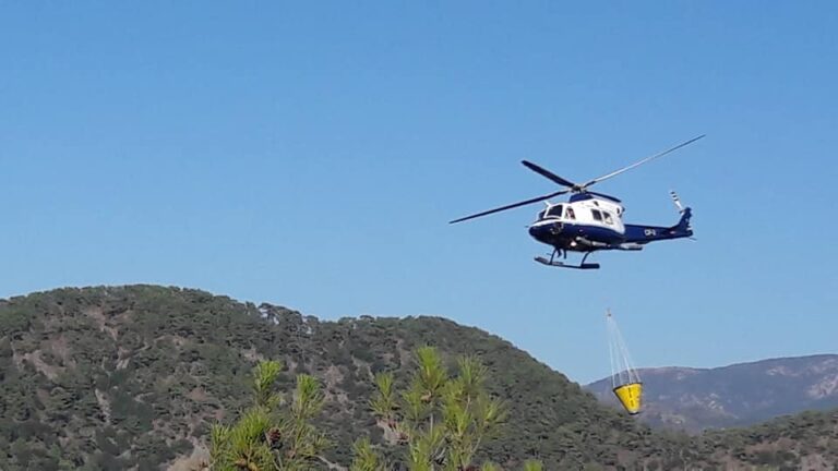 Μάχη με τις φλόγες δίνουν εναέρια και επίγεια μέσα στην επαρχία Πάφου