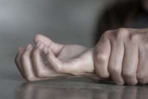 Πήγε σπίτι της μεθυσμένος, ζήτησε φαγητό γιατί πεινούσε και στο τέλος την βίασε