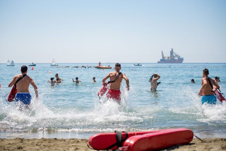 "Εσβησε" ο 86χρονος που έχασε τις αισθήσεις του ενώ κολυμπούσε στο Μακένζι