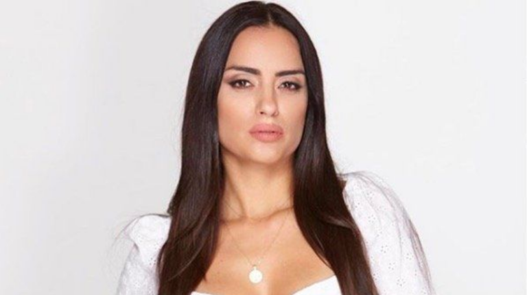 Η Ιακωβίδου ποζάρει με μαγιό και μας δείχνει την εντυπωσιακή σιλουέτα της (ΦΩΤΟ)