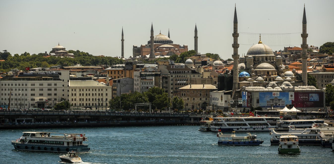 Αποκαθήλωση της πινακίδας που όριζε την Αγιά Σοφιά ως μουσείο (ΒΙΝΤΕΟ)
