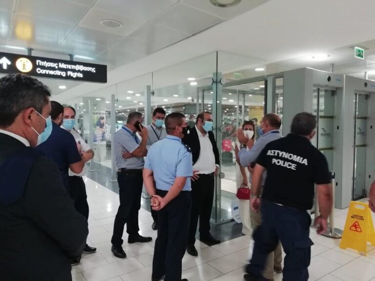 "Έφοδος" Καρούσου και Γιολίτη στο αεροδρόμιο Λάρνακας (ΦΩΤΟ)