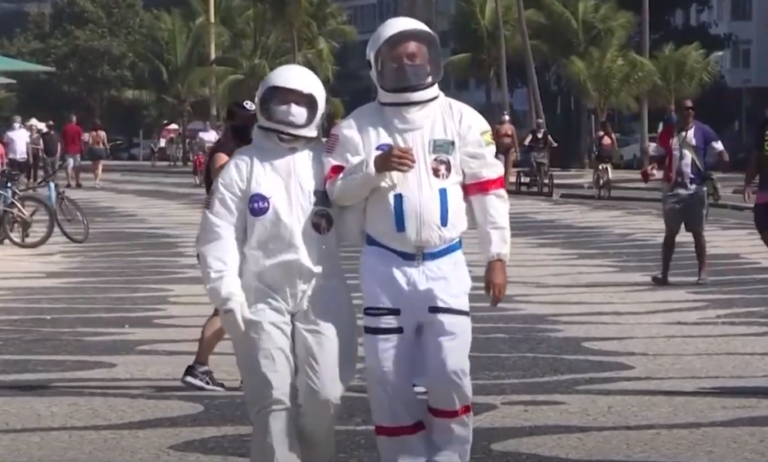 Έκαναν βόλτα στην Κοπακαμπάνα φορώντας "στολή αστροναύτη" για τον COVID-19 (VID)
