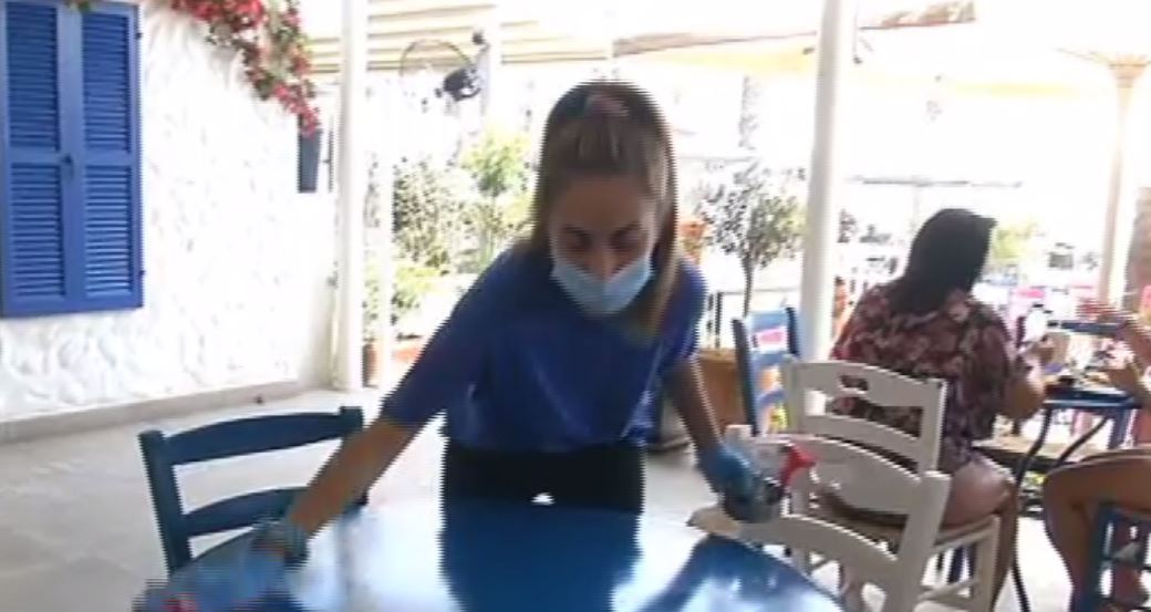 Φοιτητές και μαθητές αφήνουν τα βιβλία και…πιάνουν δουλειά (ΒΙΝΤΕΟ)